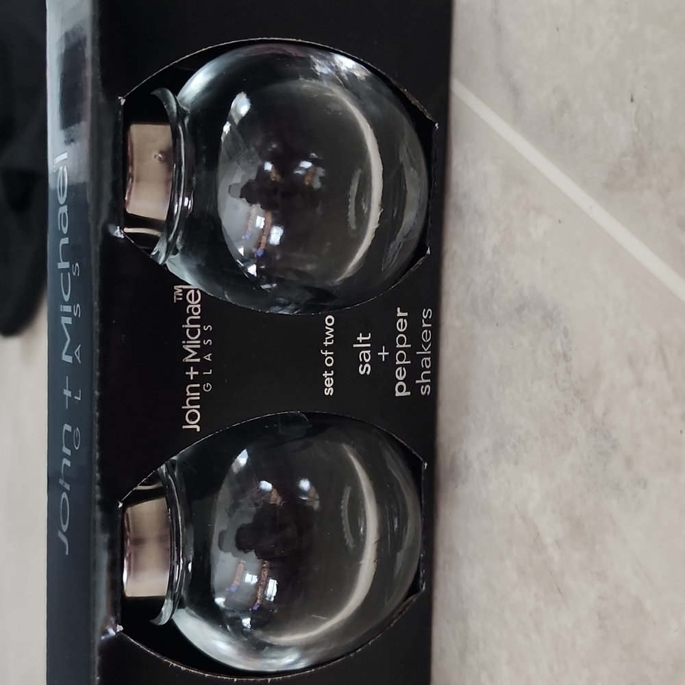 𝅺JOHN michael glass salt & pepper shakers set of 2